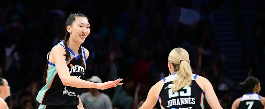 WNBA打了29年第一次黑八！韩旭跟两大MVP混了一年，8分钟6分打进半决赛，她在海报最末位却让中国女篮偷着乐
斯图尔特打满40分钟一秒没歇，韩旭只拿到8分29秒。同一块场地，同一场生死战，一个年薪119万美元的MVP在场上拼到腿软，一个年薪27.7万美元的中国替补在板凳上看着。
这就是黑八奇迹最残