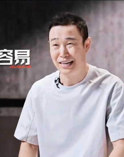看了小沈阳在那个综艺里三公选人的那段。
原本以为他就是来节目里搞笑凑数的，结果看他选队员，确实有点出乎我意料。
特别是艾热跟他推荐王以太那一下。
换别人当队长，可能总想着选个名气更大的，或者非要凸显自己的决定权，但他几乎是立刻就顺着艾热的意思把人定了。
表面看他像是被队员牵着走，没啥主见，但我琢磨了