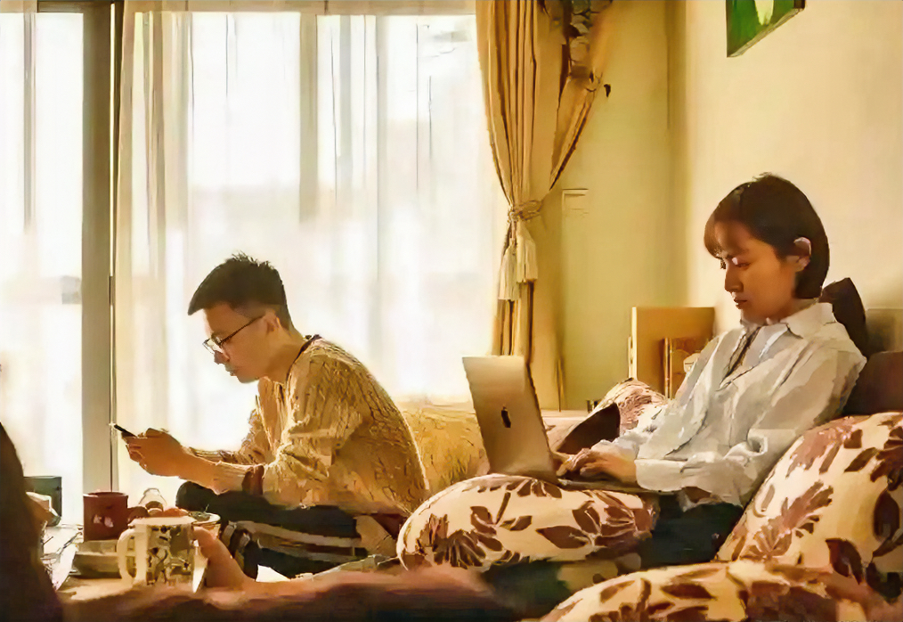 非必要不离婚，婚内单身

最聪明的女人一定不会“过不下去就离”的。
之前有一位单亲妈妈来找我，我叫她莉莉，35岁，离婚两年，带着孩子。我问她：“如果重来一次，你还会离吗？”她沉默了很久，说：“我会慎重得多。”

莉莉离婚的时候，想得很简单：这个男人给不了我幸福，离了我就解脱了。可真离了她才发现，离婚