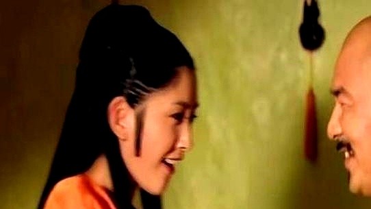 生完孩子从荧幕前蒸发整整四年，唐艺昕可不是去享清福。

那时候她脸上反复冒硬茬厚皮红斑，遮瑕根本盖不住，焦虑到连镜子都不敢照。娱乐圈现实得很，几个月没动静就查无此人，谁会等你四年？

直到今年她扎进《乘风破浪》。开局被挑剩下，膝盖旧伤复发也硬啃唱跳，熬了87天硬是带队逆袭。镜头推到高清特写，眼神全是