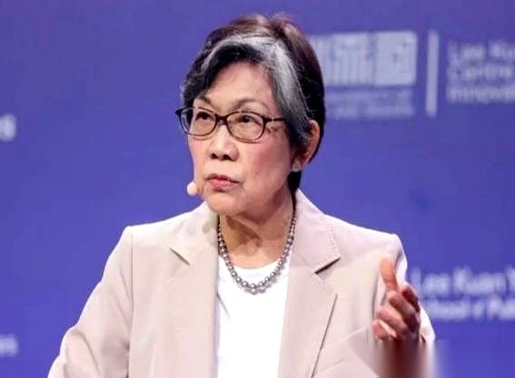 2026年7月，一场名叫“新中论坛”的会议纪要在网上流传开来，新加坡巡回大使陈庆珠的一番话被摆上了台面。
她这番话，直接撕开了国际社交场上的客套：不管中国自己愿不愿意，全世界都已经把你跟美国按在同一张主桌上了。
几十年前，外国商人提起中国，眼睛里盯的是“这地方能卖掉多少货”、“他们建楼的速度有多快”