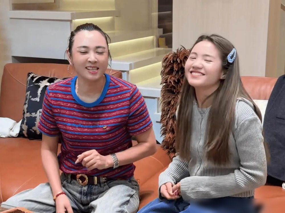 晋妈和李勒优闹掰的消息传得沸沸扬扬，十二年的情分走到离心这一步，两边都喊委屈。
一个说“我把你当亲闺女养”，一个说“我连生活费都要看脸色”。崔晋这边刚把亲妈捧上综艺海报，配文“以后别说我妈是网红了，我妈是明星”，那边优优就被停掉了每月的生活费，理由是“心智不成熟”。
这话听着耳熟。多少中国式父母