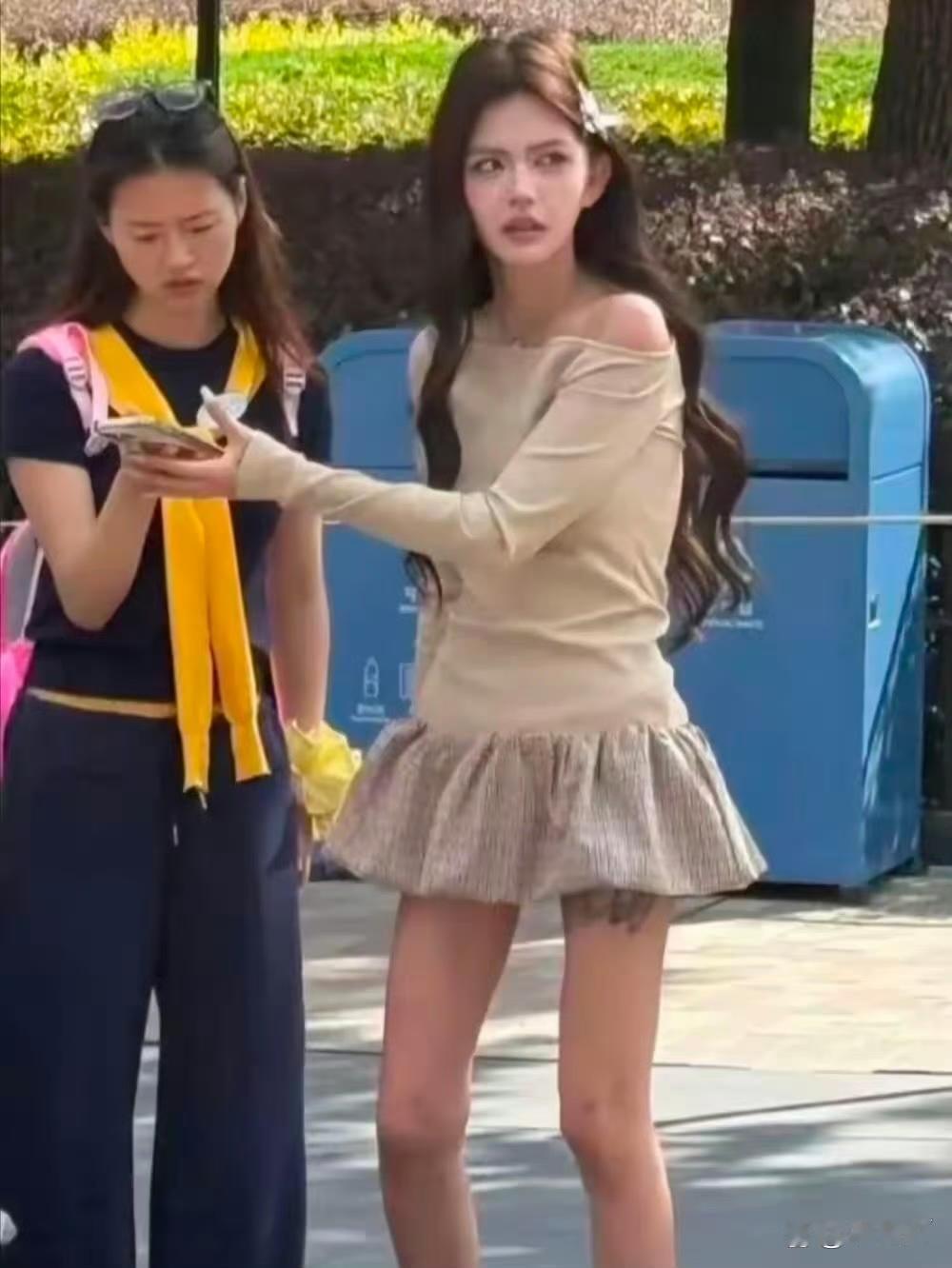 韩安冉带着两个女儿现身上海迪士尼游玩，她本人和精修图差好远啊，完全不是一个维度的 ​