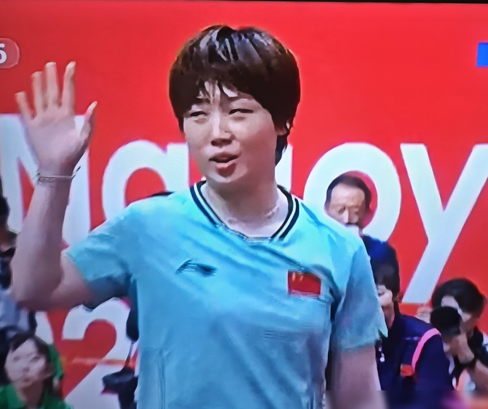 日本队把伊藤美诚藏到第三盘，摆明了要偷一分。结果蒯曼上去就是3-0，11-6、11-5、11-7，连挣扎的机会都没给。
赛前半小时才知道自己要打伊藤。蒯曼就一句话：前面不管打成啥样，我这场必须赢。
她盯着伊藤反手生胶打，长球开路，球路又转又顶，伊藤最擅长的近台快攻根本起不来，越打越急，第三局直接