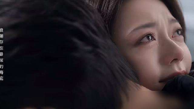 赵今麦体脂18%，魏大勋三年后再戴金丝眼镜，这剧大结局直接炸了。
《无可替代》最后一场戏，徐迟和叶信之在机场蓝洞海报前抱上了。没有吻戏，没有台词，就一个拥抱，弹幕全在刷“值了”。
这剧从开播就被骂悬浮，咨询行业被拍得像宫斗。结果越骂越火，赵今麦剪短发、练到体脂18%，就为演那个从被踩到反杀的“黑