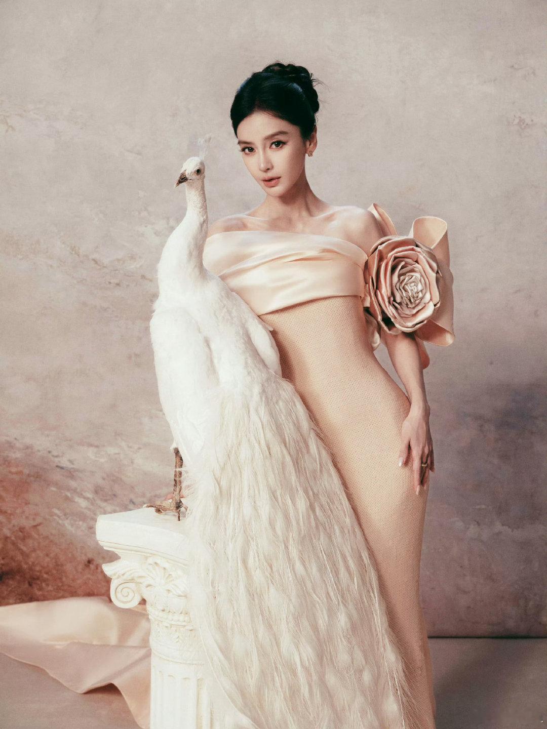 #angelababy[超话]#  [期待]#Angelababy裸金高定##angelababy# 
人海来来往往，唯独对你满心的向往｜Crowds come and go, I only yearn for you
​
