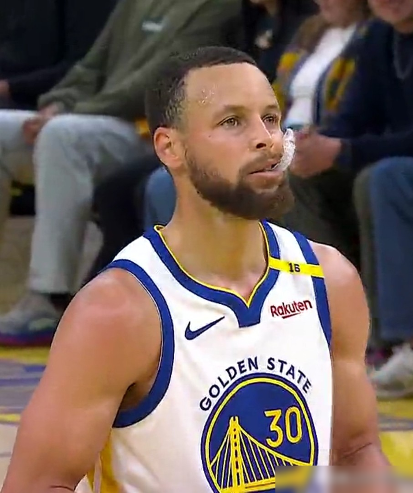 科尔发布会直接爆粗口，一句话怼翻所有记者，就是为了护着更衣室里那个哭得...