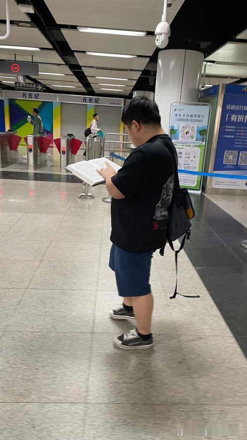 在地铁上看到了一个很用功的学生，站着都在背书。 
这种精神太值得学习了。#生活碎片# 学生时代真的很苦，但也真的很珍贵。#每日一悟# 现在努力，以后才会感谢现在的自己。#科技前沿# 现在的学习资源也越来越多，但关键还是要看自己。 ​
