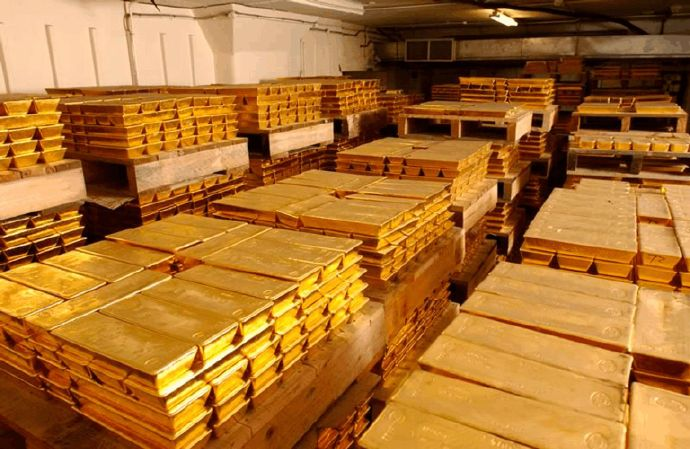 荷兰中央银行昨天终于松口承认！从今年3月起，他们花了整整6个月，悄悄把86吨黄金从美国纽约和加拿大的金库运回了家，理由很简单：地缘政治愈发不稳，得提前做好危机准备。
 
可问题来了，荷兰可是北约创始国，跟美国铁了几十年。连它都开始搬黄金了，这信号比任何外交辞令都更沉。
 
要知道，二战结束后，全球大