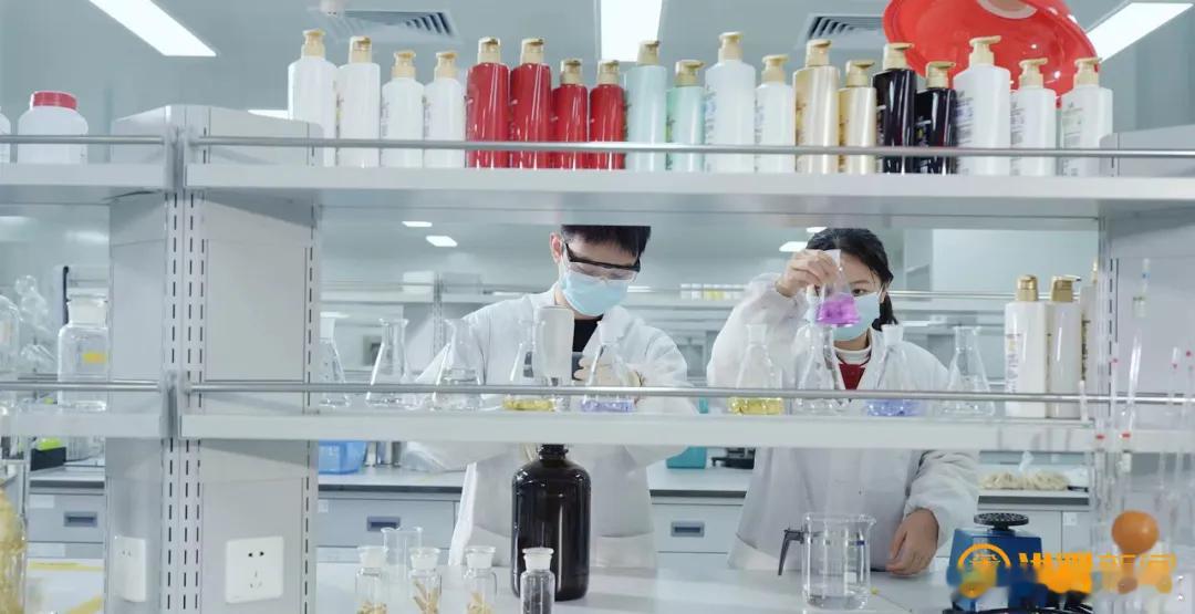【国货回赣江，智造看南昌：一条洗护产业链里的省会加速逻辑】
很多人对“南昌产业”的印象还停留在汽车、LED、航空，其实在赣江新区直管区、中国（南昌）中医药科创城，连一瓶洗发水都在跑“智造加速度”。以舒蕾生物科技园为样本，能看懂南昌当下“省会引领、强工业、强集群”的一层新逻辑。
舒蕾生 ​