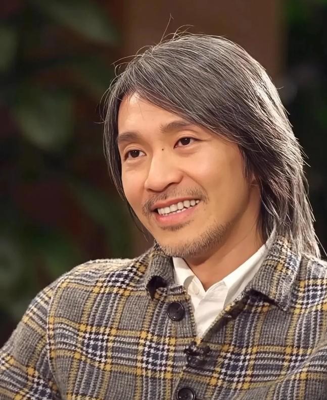 周星驰把开了15年的杭州比高影院以1港元卖了，彻底抽身离场
消息一出很多人直呼看不懂，觉得一代电影巨匠怎么落到这步田地，其实账根本不是这么算的。那家影院连年亏损，净资产早就成了负数，每天一开门就是房租、人工和设备折旧在空耗，普通时段影厅里冷清得吓人。这1港元看似贱卖，实则是甩掉沉重的债务包袱，止损得