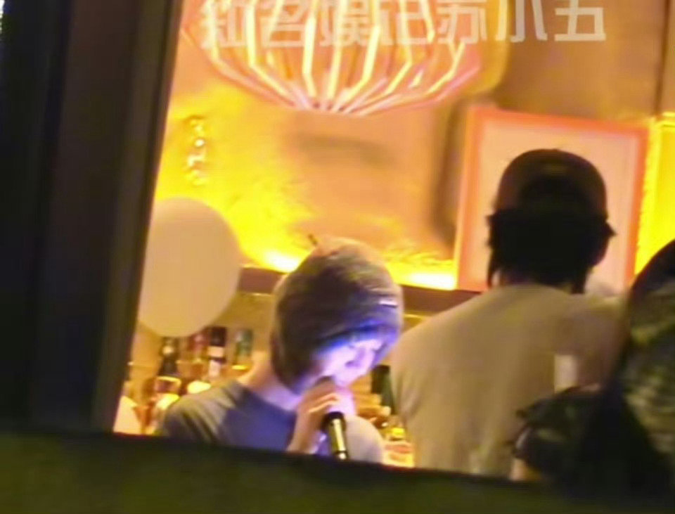 鹿晗去了张碧晨生日会

我发现好多人特别爱歪向解读。去生日会的又不是只有鹿晗一个人，结果什么谣言都来了[哆啦A梦害怕] ​