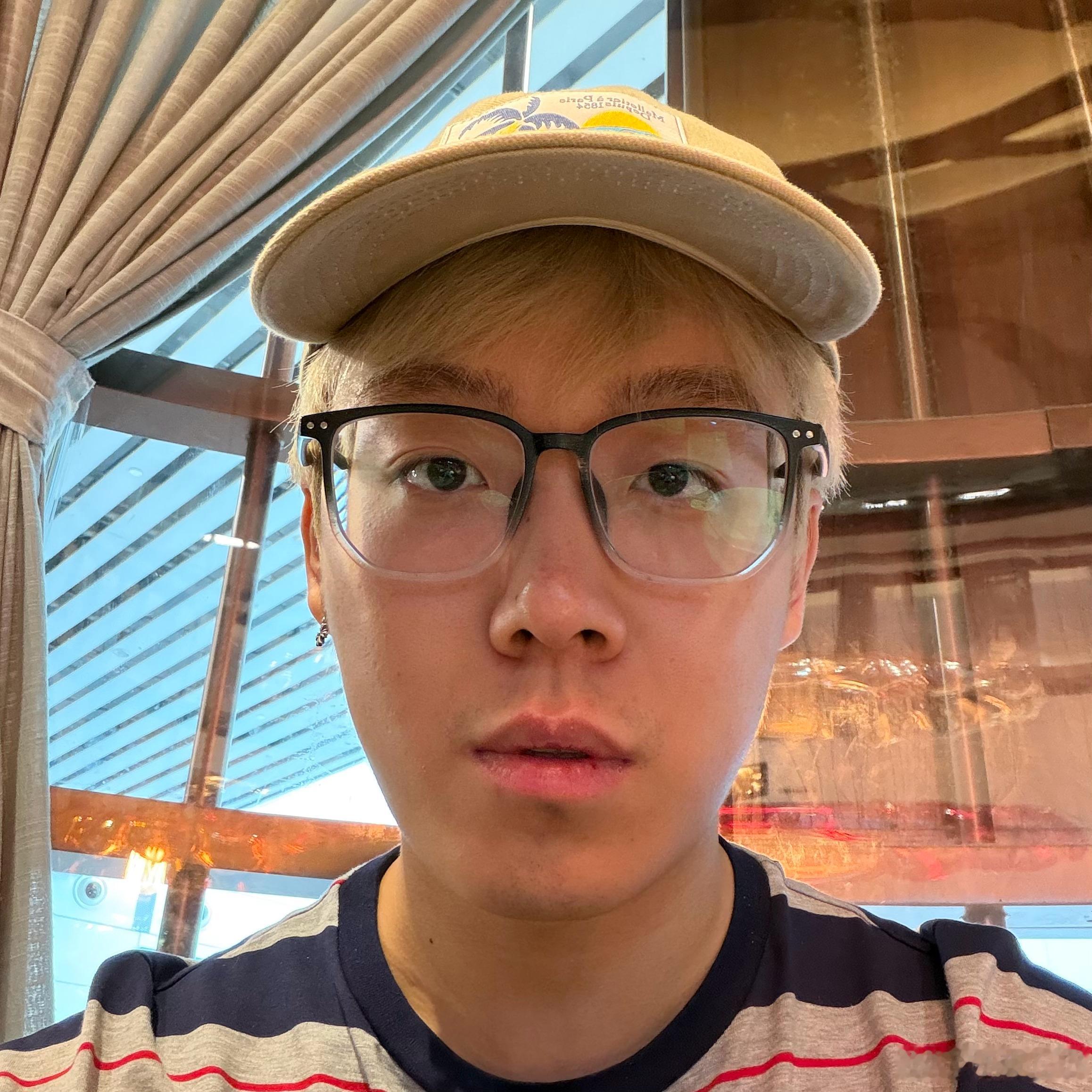 我想买那个jpg的汉堡 得排队四十分钟 服了 ​​​