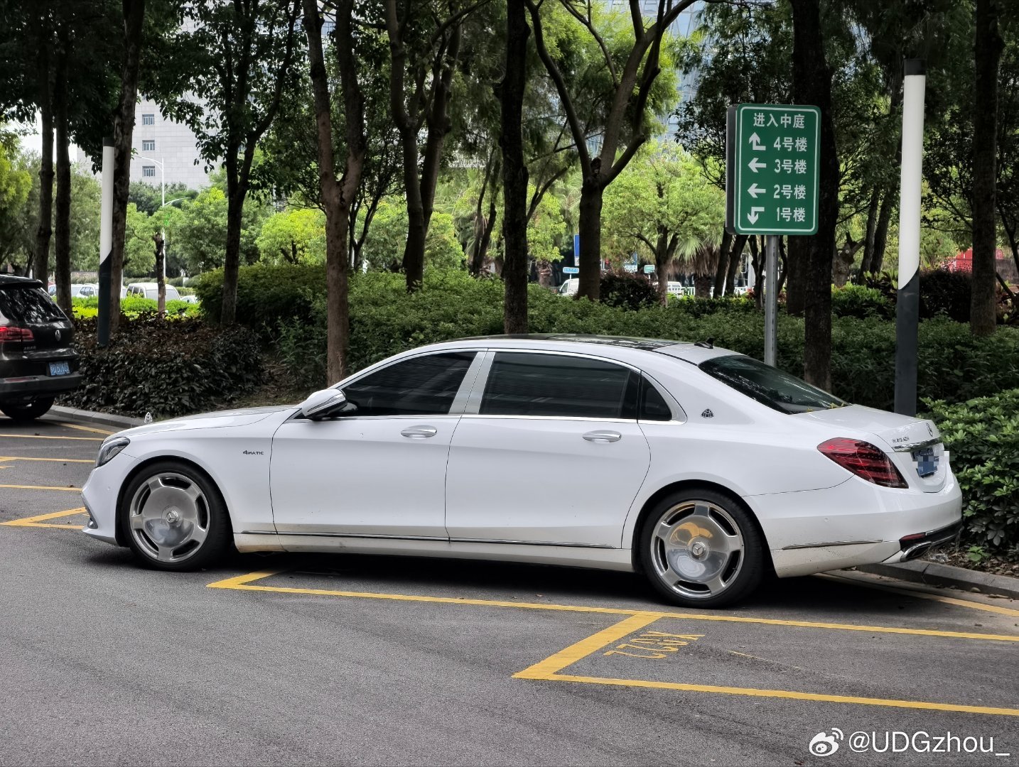 公司门口停了台白色迈巴赫，太雅了

而且我个人感觉三眼皮的迈巴赫更经典耐看，新款当然也好看，但就是完美到感觉有点不真实
三眼皮相比之下造型没有那么新颖，反而是有股old money的味道，尊贵，耐人寻味～

得了，我还挑上了[哈哈] ​