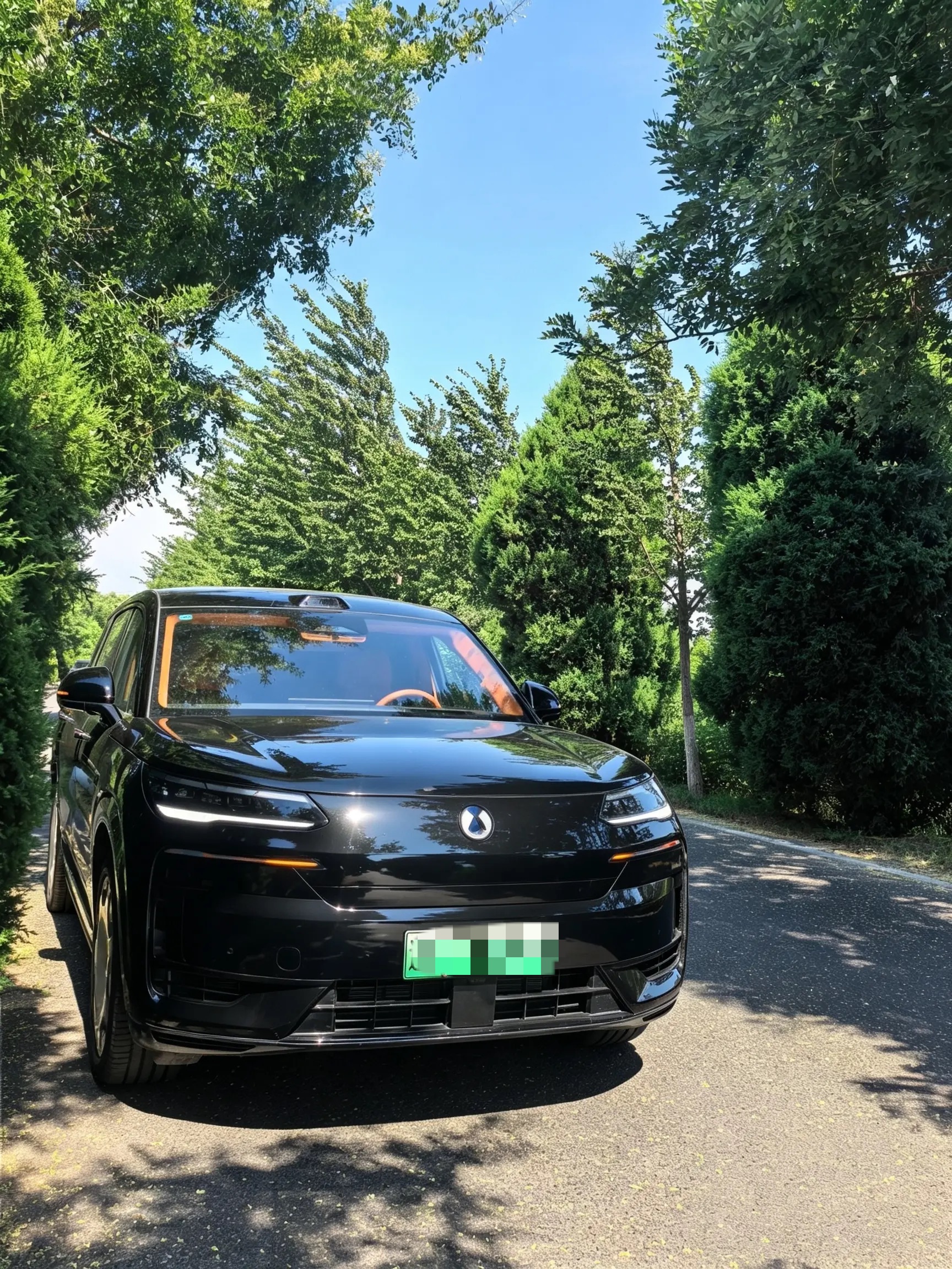 腾势N9 DM 4S店试驾，大车也能很灵活
周末专程到腾势体验店，目标很明确——看看这台车长超过5.2米的大型SUV到底开起来是什么感觉。
静态体验
坐进车内，2+2+2的六座布局让第二排拥有独立座椅和电动腿托，填充物偏柔软，长途乘坐的舒适度有保障。中控区域由17.3英寸悬浮屏和13.2英寸副驾屏组