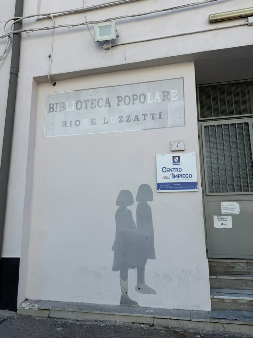 为了我的天才女友，我专程跑来了那不勒斯。  很早便刷到帖子，说那不勒斯治安差，社区不太安全。寻找取景地时，心里一直忐忑。穿过漫长的隧道，破败的街道、满地的垃圾、路人冷酷的目光，让我开始打退堂鼓：我的勇气，能否坚持让我走到终点？于是一边走，一边给自己打气——找到一个地点就返回。  幸运的是，第一个点就让我认识了Alessandro。他看见我站在墙边手忙脚乱地一边藏手机一边录像，便问我要不要进图书馆拍照。我惊讶地望着他，他就拉了我进去。进去后问我是不是书迷，我疯狂点头。就这样，他让我登了记，又介绍了一位Madame给我认识。我只能隐约听出他在说我是粉丝，Madame便很热情地告诉我随便看。接着他递给我一张地图，上面清晰地标好了每一处打卡点，还热心嘱咐我哪些区域比较危险，应避开哪些脏乱区域。送我离开时，他告诉我图书馆的关门时间，让我一旦手机没电或没网，就及时回来找救援。  我感激地抱着地图出门时，心里已经开始接受了这个街区。找到第三个点时，我竟看到Alessandro背着包朝我走来。我惊...