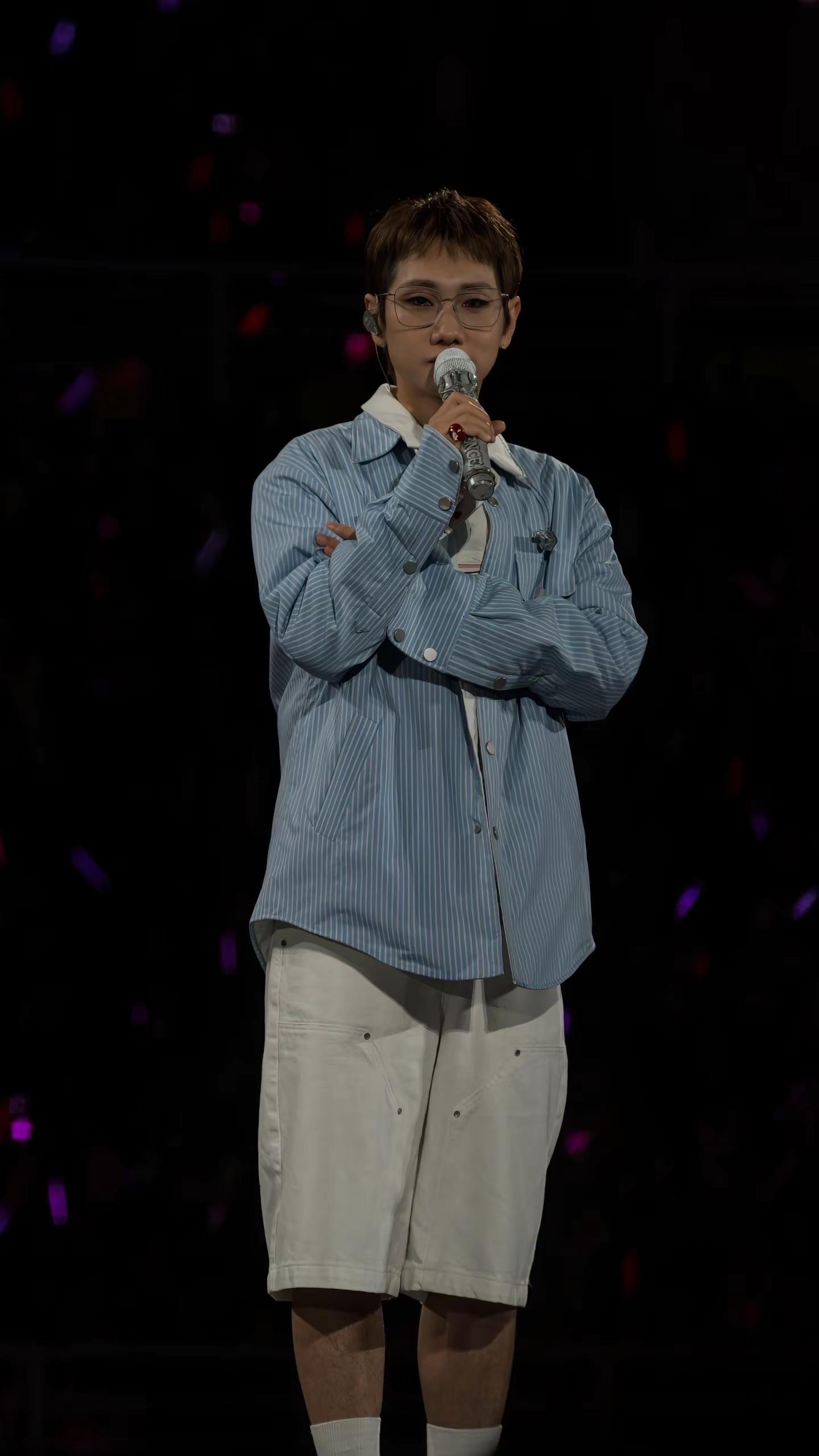 汪苏泷看我镜头的一二三四五六七眼 本来觉得扛着增距镜头超累，回来发现哥看了我镜头好多次！！原图直出！！青岛场听到了岛和左转灯！圆满！！汪苏泷