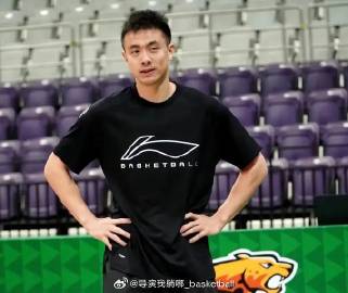 杨鸣在上午的踩场训练结束之后接受采访透露：赵继伟何时出场还要根据队医和...