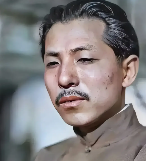 1950年，胡适在《史大林雄图下的中国》一文中，对张学良作出了这样的评价：“这个‘少帅’张学良，那时正在三十四十岁的中间，是一个因纵容而变坏的竖子，他的理解力从没有成熟过······他已陷入了夜郎自大的地步。”

这份刊载着评论的报纸，辗转送到台北阳明山那座被铁丝网围着的日式宅邸时，已经是半个月之后