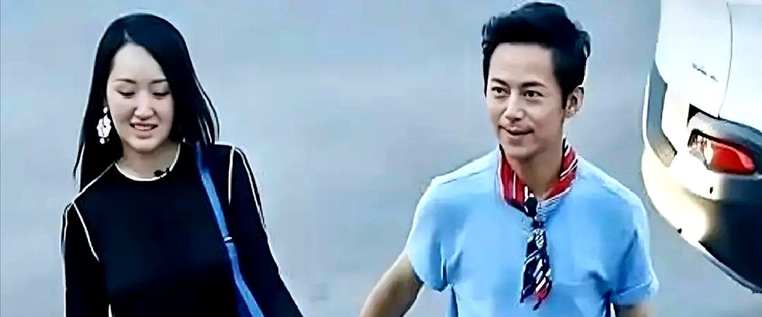 何炅和杨钰莹在大庭广众之下把手牵在了一起，连个墨镜都没戴。

两人并肩走着，手心贴着手心。周围一圈镜头怼着拍，他们连下意识松开的动作都没有，坦荡得像在自家后花园散步。

换作别人，经纪人早冲上来挡镜头了。但这俩人同框，全网硬是没人往八卦上扯。一个是温柔了娱乐圈的常青树，一个是甜了一辈子的偶像。

在