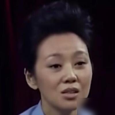 牛莉当年蹬着自行车，挨个剧组给闫妮塞照片，就为给姐妹挣口饭吃。
那会儿她俩在文工团，闫妮跑龙套跑到快撑不住。牛莉路子野，认识几个副导演，天天求人：“给个试镜，不行拉倒。”就这么把闫妮塞进了《武林外传》的候选名单。
结果导演嫌闫妮“太正，不搞笑”。闫妮回去憋了三天，自己琢磨出一套陕西腔的佟湘玉，硬
