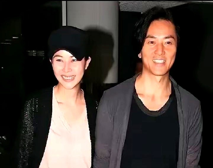 相恋20年死活不要孩子，郑伊健和蒙嘉慧的丁克真相竟是因为太黏人。

蒙嘉慧自己交了底，两人二十年来几乎一天24小时绑在一块，干啥都不分开。

要是生个孩子，还得起夜冲奶粉、围着摇篮转，硬生生把陪对方的时间和精力撕掉大半。为了保住这纯粹的两人世界，夫妻俩一拍即合，干脆把生育选项掐断。

别人结婚生子图