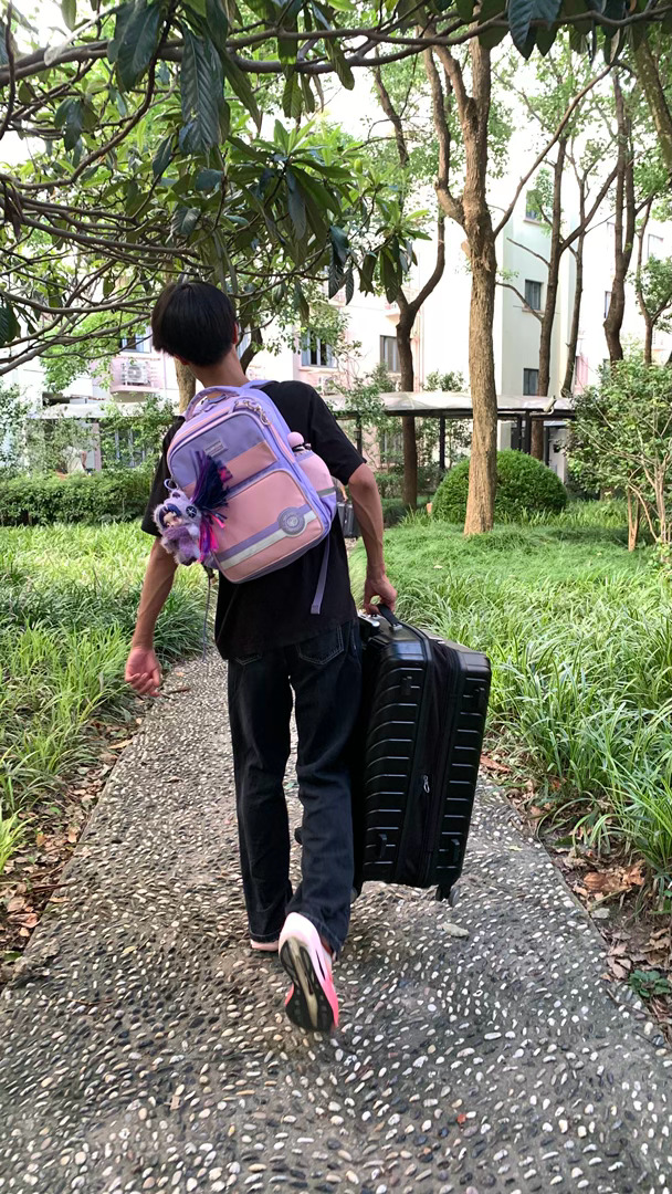 我个人感悟啊，个人
对娃付出多的家长很大一部分是不求回报的，反正我是不想，我就想着他们不啃老就是孝顺[泪奔]
今天哥哥去接结营的妹妹，帮妹妹把宿舍的东西收拾进行李箱后妹妹说书包太沉不背，爸爸手都伸过去了还是被哥哥抢走了！
学习不够努力但会积极主动帮忙的儿子和学习努力生活中外卖敲门都使 ​