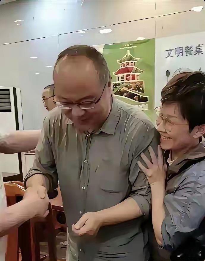 王⁠菲前夫窦唯在‌小‏饭馆吃﻿饭，被粉‌丝撞见。 ​