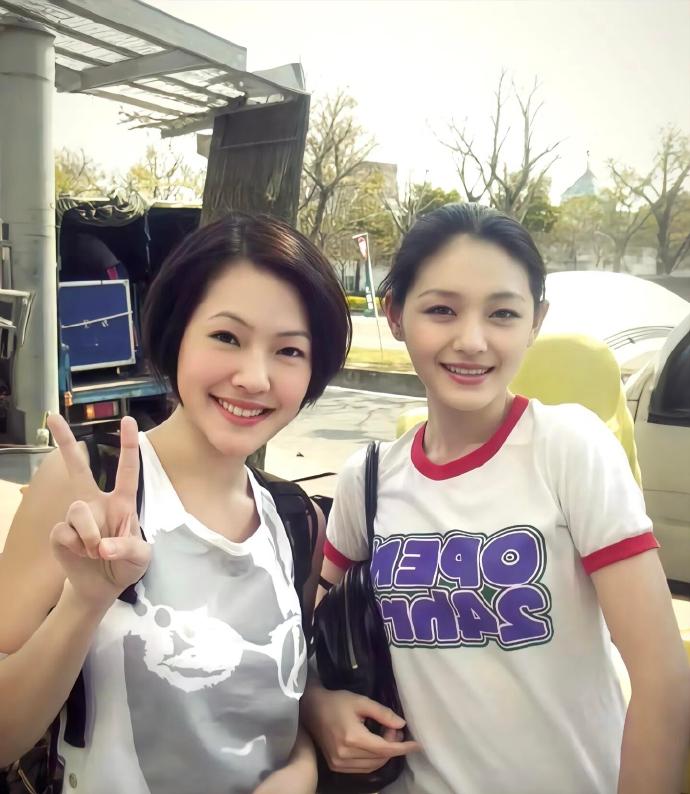 小S回顾32年出道生涯：她的人生与事业，始终与大S密不可分
 
近日，小S徐熙娣携手VOGUE Taiwan回顾自己出道32年来的经典造型。纵观数十年时尚蜕变与舞台履历，让人最动容的从不是她百变前卫的风格，而是贯穿全程的名字——大S徐熙媛。整场回顾采访里，她数次主动提及姐姐，足以证明，大S早已不止是