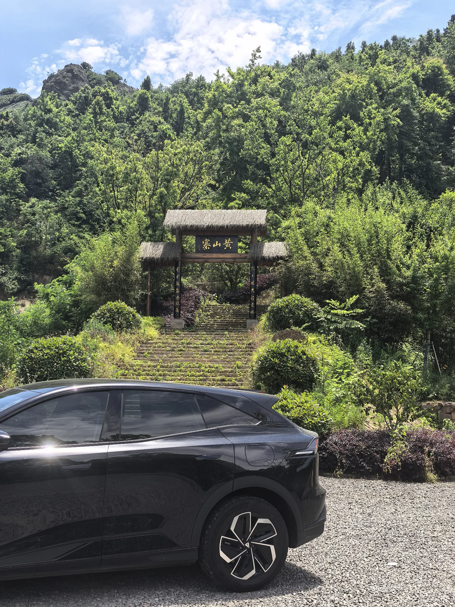 我是2026年3月提的深蓝S07。当初选车对比了好多款新能源车型，反复试驾权衡之后最终选择了它。
灵动耐看的外观一眼戳中我，日常通勤的续航很实在，智驾功能更是大大减轻了开车的疲惫。从提车到现在，S07陪我穿梭城市上下班，也陪着家人周末出去自驾散心。
恰逢深蓝迎来第100万辆量产
