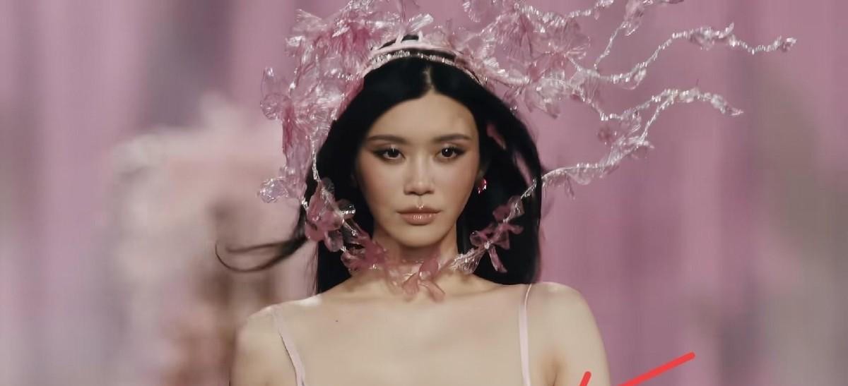2026年10月18日洛杉矶维密，奚梦瑶戴着3D打印的粉色花冠开场，第二套背着全场体量最大的鎏金薄纱翅膀压轴，官方定点给了慢镜头。品牌方把能给的排面都给了。可微博和头条的评论区在干另一件事：数她大腿有没有绷紧，看束身衣把副乳勒出来了几寸。
一条被转开的评论原话是，她明明这么瘦了，束身衣还是把副乳勒出