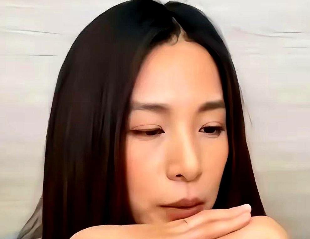 田馥甄一边在北欧拍新专辑封面，一边敲定12月在台北小巨蛋9天连开6场，门票还得靠抽签。热度要拉满，钱包要掏空，可一碰关键立场就含糊其辞。她不是不会说话，直播里聊误会、聊生活，条理清楚得很。偏偏到了大是大非面前，就只剩“说话要小心”。这不是谨慎，是算计——既舍不得庞大市场，又不敢堂堂正正表个态。大家捧