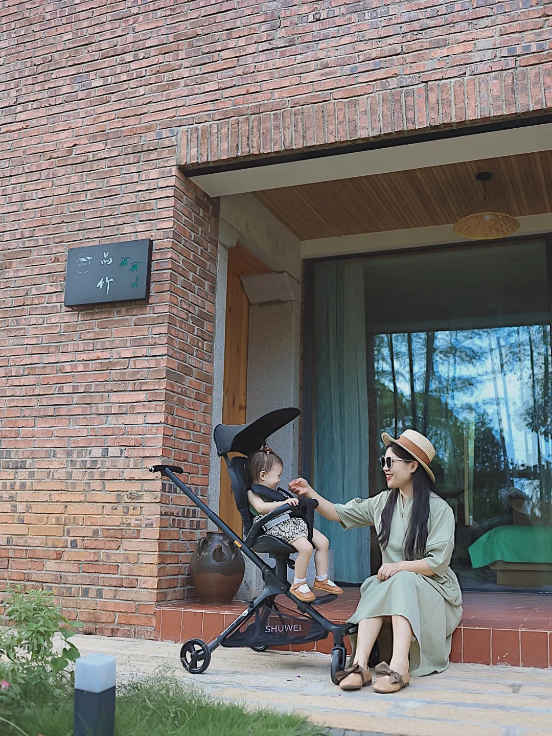 出门旅游怎么能少了溜娃神器，出门轻松多了