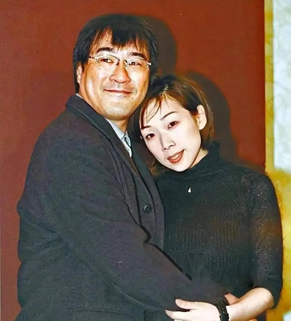 1994年，李宗盛婚内出轨，爱上了妻子的闺蜜林忆莲，为需求刺激两人同居了，不想林忆莲很快怀孕。李宗盛没办法，只能跟妻子摊牌：我要对她负责，咱俩离婚吧。

妻子朱卫茵听完这话，整个人都懵了。两人结婚七年，她一直在背后默默支持李宗盛的音乐事业，从香港嫁到台湾，人生地不熟，连朋友都少得可怜。结果等来的不是