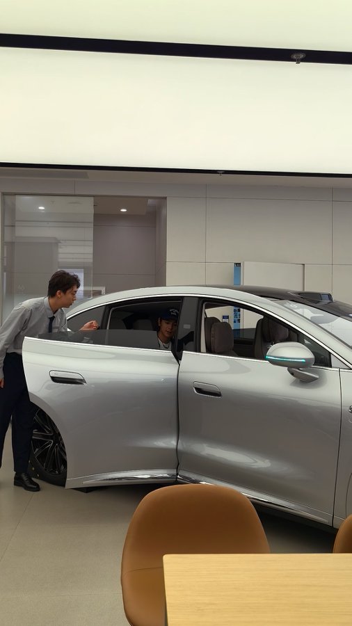 25万级SUV带来越级体验，看智界R7有哪些旗舰配置
看了半年家用SUV，25万预算，问界M6、启境GX7和智界R7都看过，一直纠结。家庭换车不像第一次买车，更清楚自己要的是全家用起来顺的车。今天刷到有网友拍到丁真到店体验智界R7，本着买新不买旧的原则，就去店里看了展车。
听说，智界R7这次是5亿投
