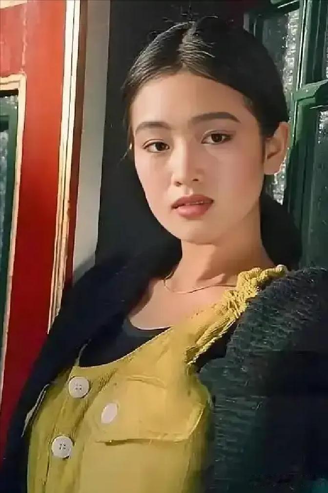 1986年，张艺谋看上了莫言的红高粱，问道:“我想拍你的红高粱，800块可以吗？”莫言痛快地答道：“行啊，800块能买一头大黄牛了，想怎么改就怎么改。”不到十分钟，张艺谋就拿下了红高粱的版权。
 
莫言接过那叠钞票时捻了捻角。张艺谋起身要走，莫言忽然开口：“真拍？”
 
“真拍。”
 
“那得种高粱