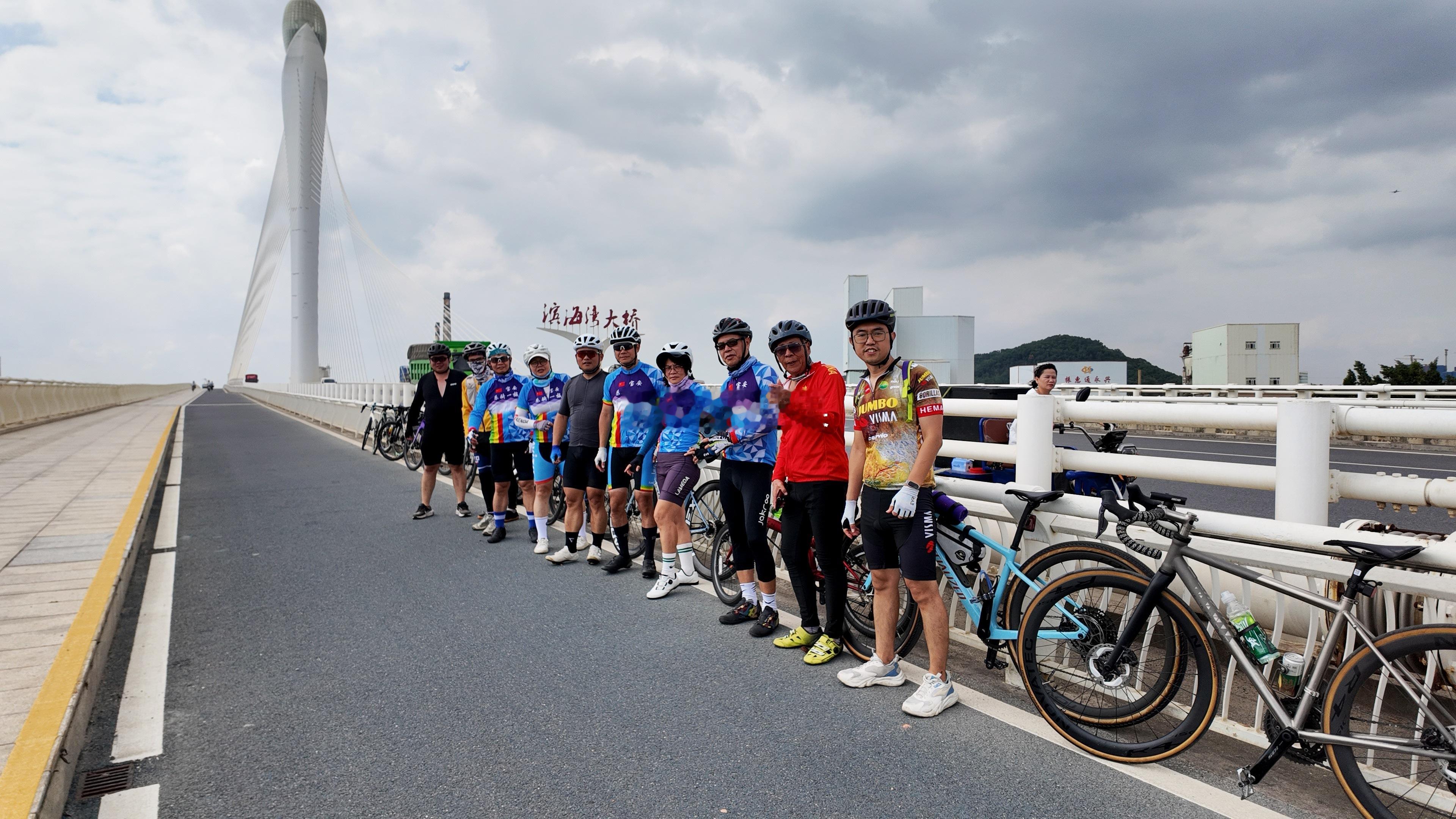 百公里跨城骑行！华为WATCH D3全程守护我的长距离挑战。
一路打卡石岩湖公园、茅洲河绿道，跨越深圳与东莞，骑至滨海湾大桥、东宝公园，最后来到清平古墟。沿途河风相伴，花海、大桥与绿道风光尽收眼底，Mate80 Pro Max XMAGE镜头定格下我们结伴前行的每一刻。
全程由华为WATCH D3陪伴守护，111.43公里 ​