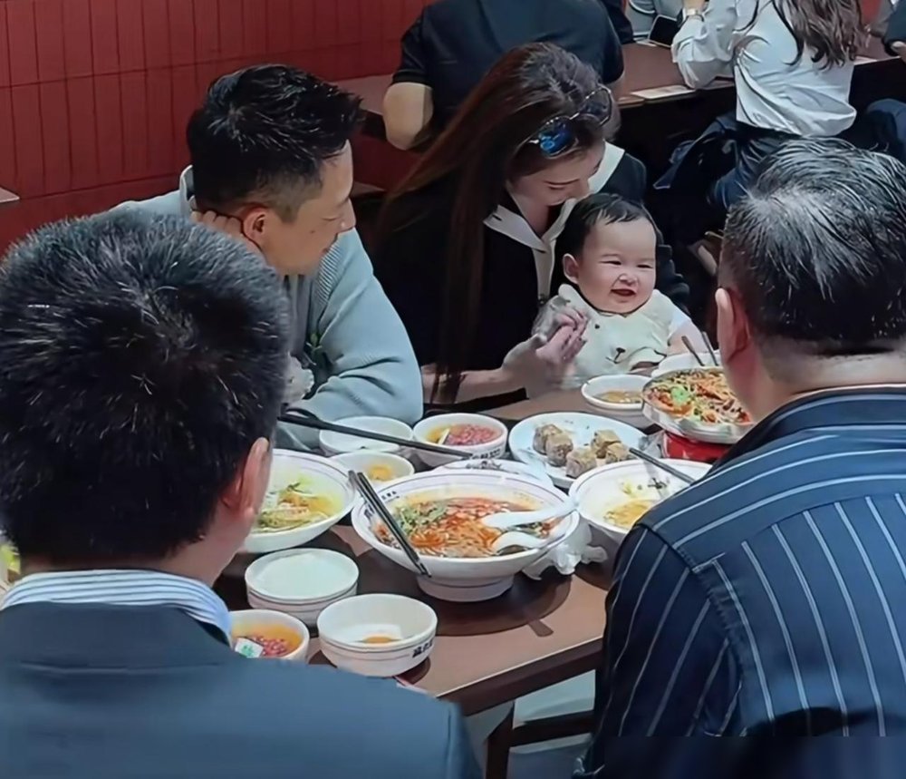 汪小菲这次是真变了，抱着小儿子不撒手。新店开业聚餐，全程把汪宝儿架在脖子上，一口一个“我儿子真帅”。要知道几年前他上综艺，对儿子说的最多的是“你是男子汉，别哭”。
红螺寺被网友偶遇，没带保镖，马筱梅拎着水壶跟在后面。一家三口逛完庙，拐进怀柔店里吃炖鱼。马筱梅前两天刚在直播里辟谣，说那个被误认的“辣