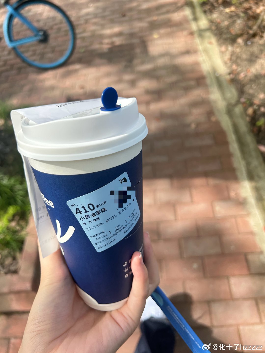 午餐没吃饱[捂嘴哭]好尴尬的时间点这样再吃个苹果应该行吧 ​