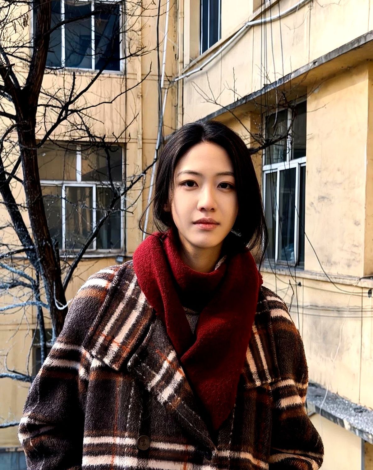 14岁就签进徐静蕾的公司，向涵之靠的可不光是运气。

她和李庚希的来时路太像了。大连出生，父母离异后随母改嫁去了美国。转折点就在这，她继父跟黄立行一家是熟人。凭着长辈们是旧识这层关系，14岁的她顺利拿到徐静蕾公司的合约。

进圈后影视资源一直很顶，接连参演多部电视剧。资源砸下来她也算接住了，靠自己努