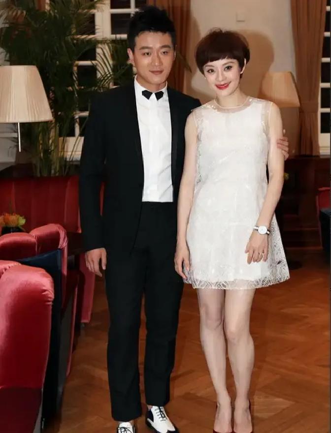 2011年，邓超和孙俪大婚当天，佟大为在婚礼现场喝得酩酊大醉，邓超不解，就过来问他：“兄弟，我结婚，你怎么喝大了？”佟大为的妻子关悦也一脸懵，在她印象中，佟大为很少会喝这么多酒的。
 
邓超拉了把椅子在他旁边坐下。佟大为抬起发红的眼睛，扯出个笑，拍了拍邓超的肩膀，手有点重。“高兴，”他说，声音有点哑