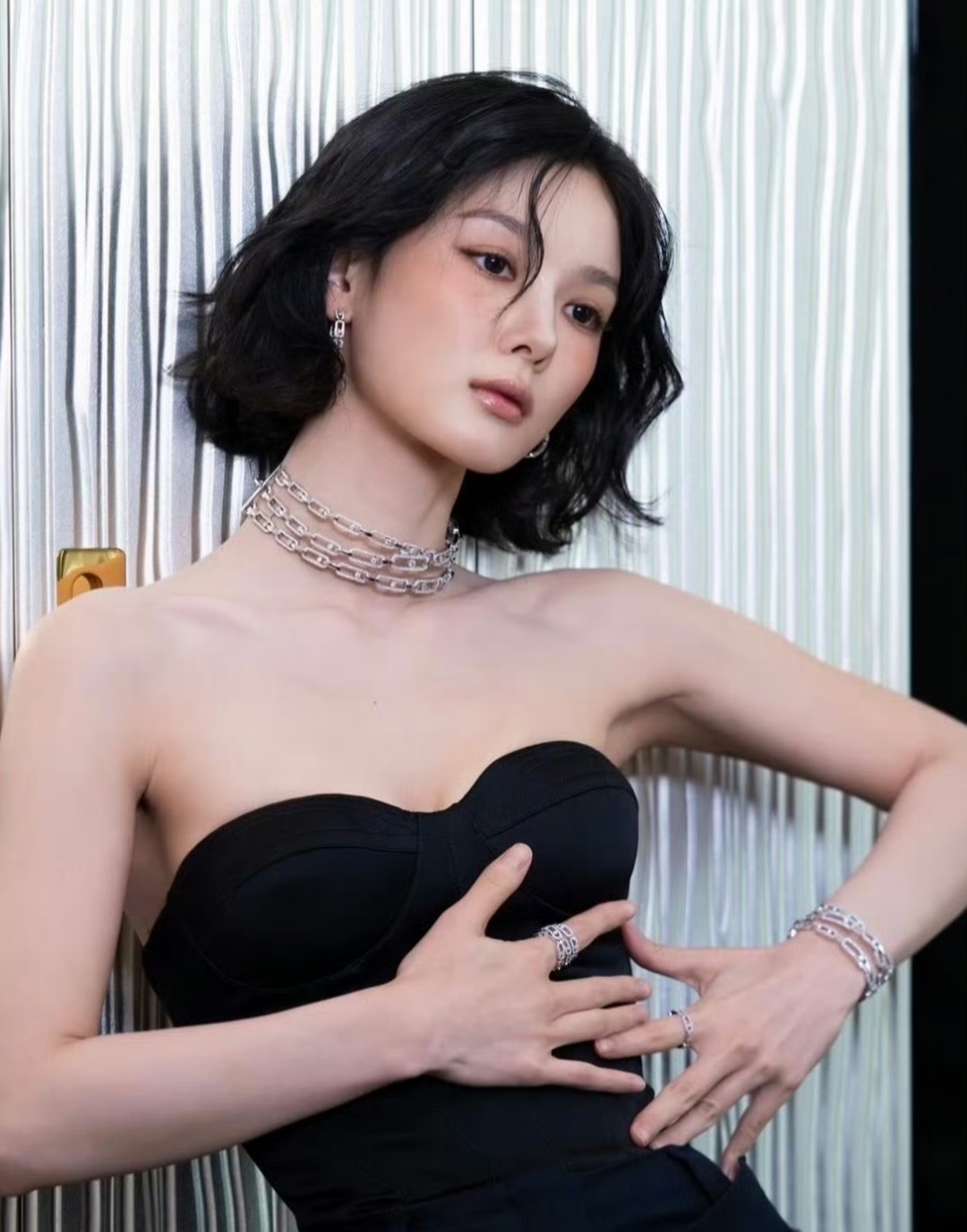 金裕贞香港活动被揩油？她躲了，但没敢翻脸

刷到金裕贞那段视频，我第一反应不是八卦，是窒息。

73岁的品牌创始人站她旁边合影。手放哪？后背、腰侧。不是碰一下，是放着不走。

金裕贞什么反应？身体僵住，肩膀绷着，好几次下意识侧身躲。可脸上还得笑。因为对方是品牌高层，是活动主办方。她不敢翻脸。

更膈