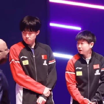 看见多哈我就走不动道。。妹点点头 哥左看右看也点点头 两个人咋这么萌啊...