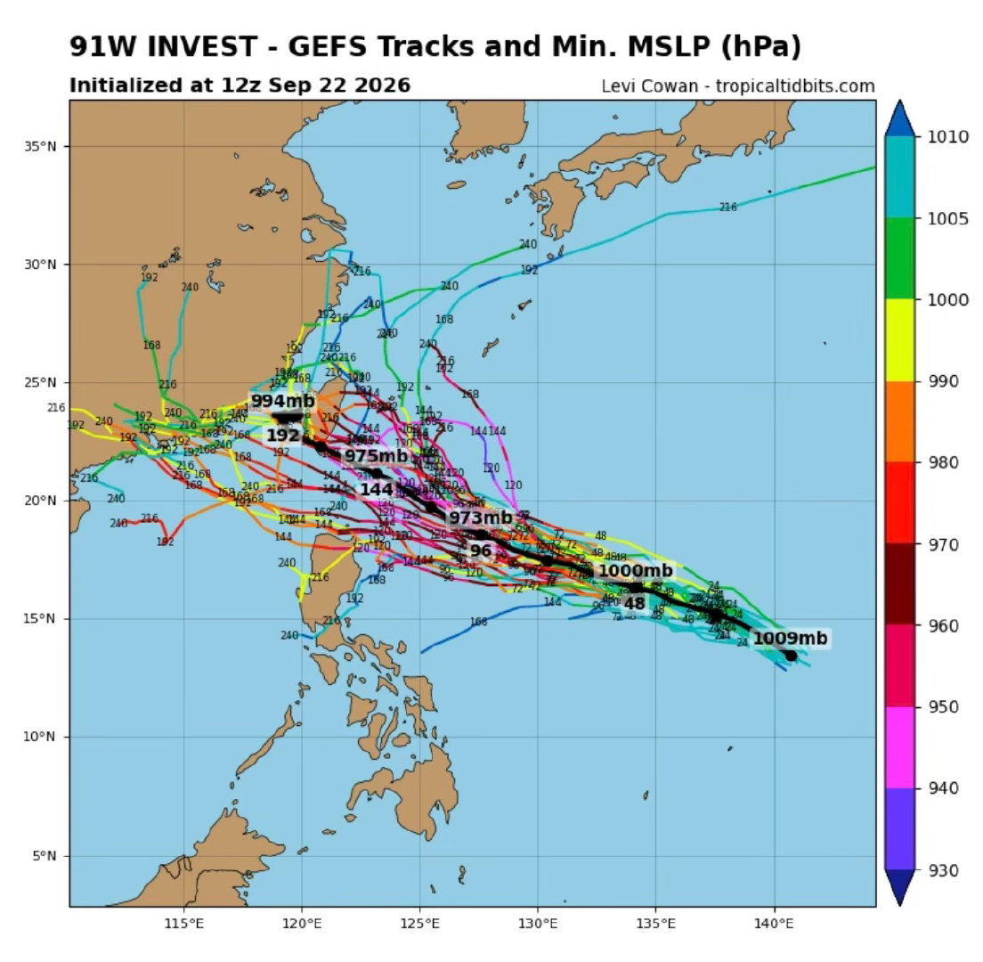 昨天上海多云到阴天气为主西郊出现短时小雨，但是雨量不大最高气温29.6度，中午前后有闷热体感今天上海天气情况和前两天基本一致多云到阴天气🌤️太阳不时露脸，局地短时阵雨最高气温29度中秋假期近在眼前中秋节当天上海的天气不错，多云为主中秋夜是能看到月亮的🌝本周双休日上海阴雨天为主，降雨明显增大中秋假期副高有所加强，最高气温可达33度国庆假期上海的天气情况尚不明朗可以确定的是，中秋节开启的阴雨模式会一直持续到国庆节当天国庆假期天气好坏与26号台风舒力基息息相关目前看上海国庆假期头尾多雨🌧️假期中段晴好、气温偏高脊梁聊天气