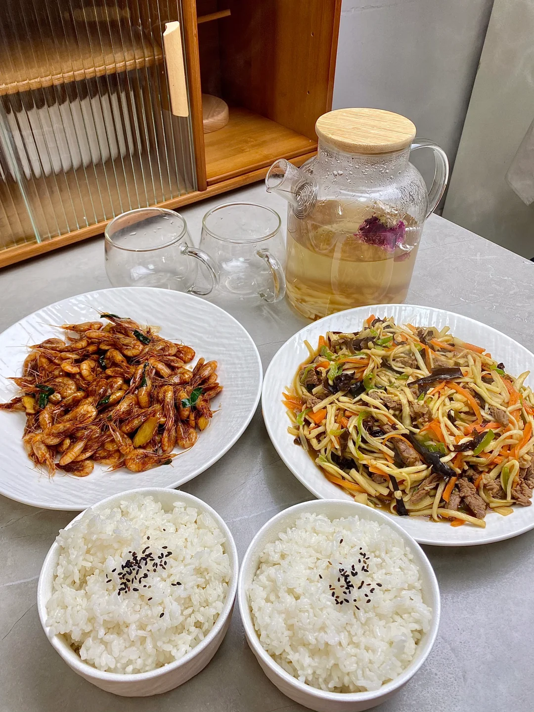 鱼香茭白肉丝、油爆白米虾家常菜教程分享