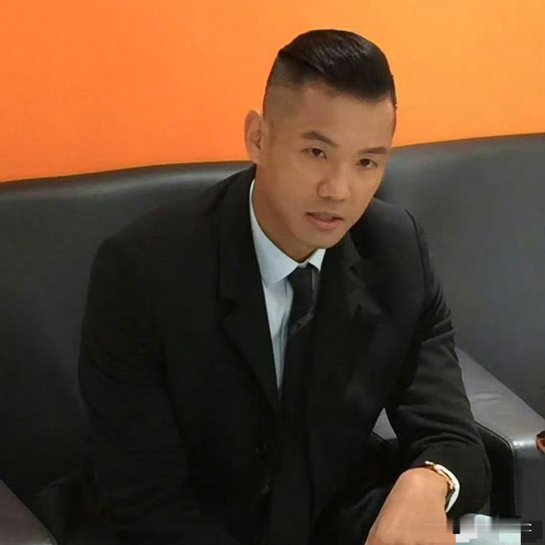 陈建州9月15日突发心梗，紧急送医开刀，手术顺利，人已平安，目前在加护病房恢复中。当天他看篮球友谊赛时突然胸闷，吃药没缓解，同事陪他去医院，查出急性心肌梗塞，幸好送医及时。妻子范玮琪第一时间赶到台大医院陪护，王力宏、唐志中等好友也赶来探望。9月16日凌晨他发文报平安，感谢医护和亲友。