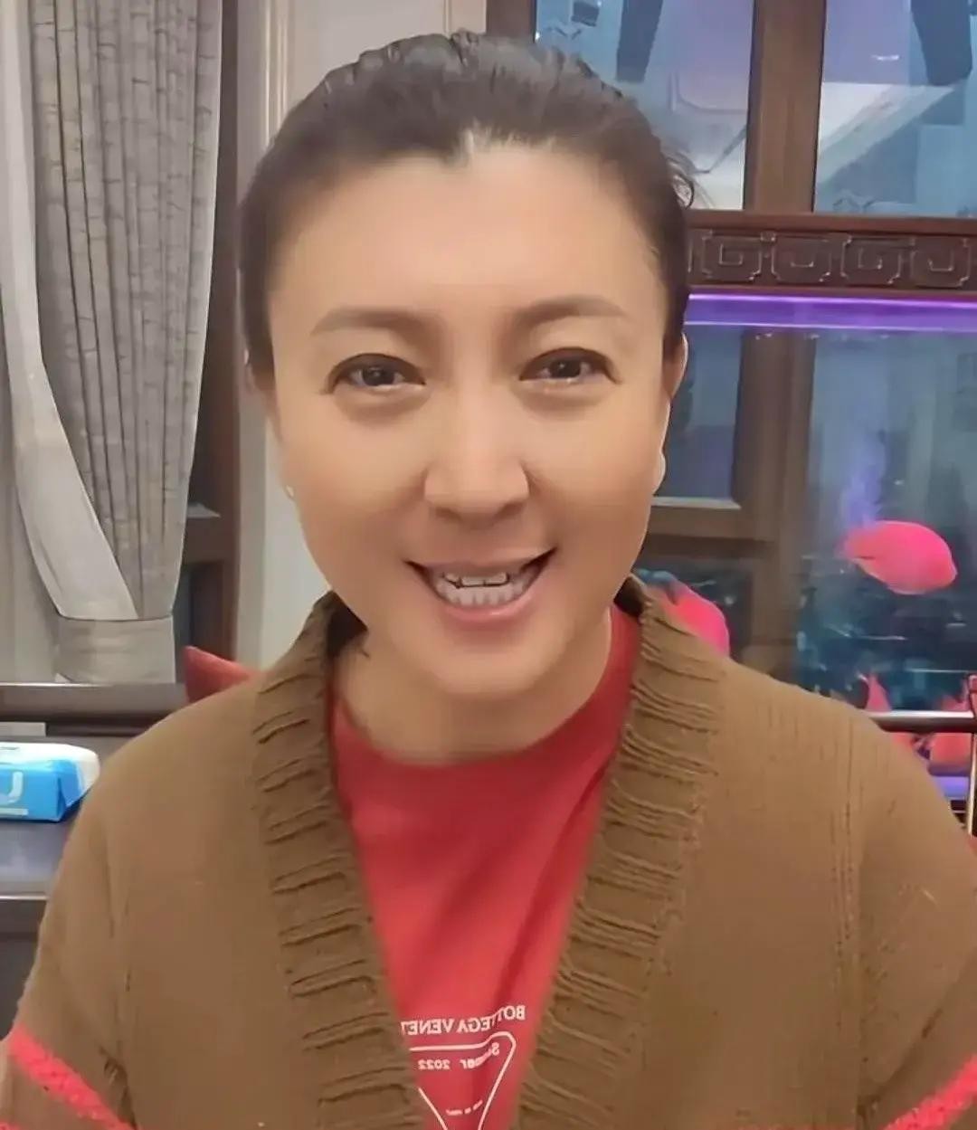 闫学晶在一段流出的视频里笑着说“吃酸黄瓜能把后槽牙崩了”，被全网骂翻。...