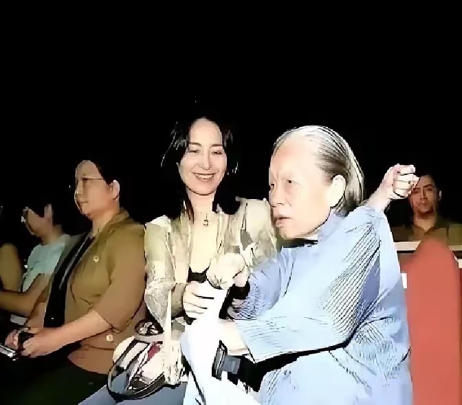 何超琼的保姆晶姐，干了48年，递交了辞职申请。何超琼并未多言，直接把一套价值1.2亿半山别墅的钥匙放到她手上，随后还交代道：“你的薪资，往后每月照常发放，一直到我离世为止。”

四十八年，比很多人的一辈子还长。晶姐24岁进何家那年，何超琼才4岁，扎着两个小辫子在大宅子里跑来跑去。那时候的何超琼哪能想
