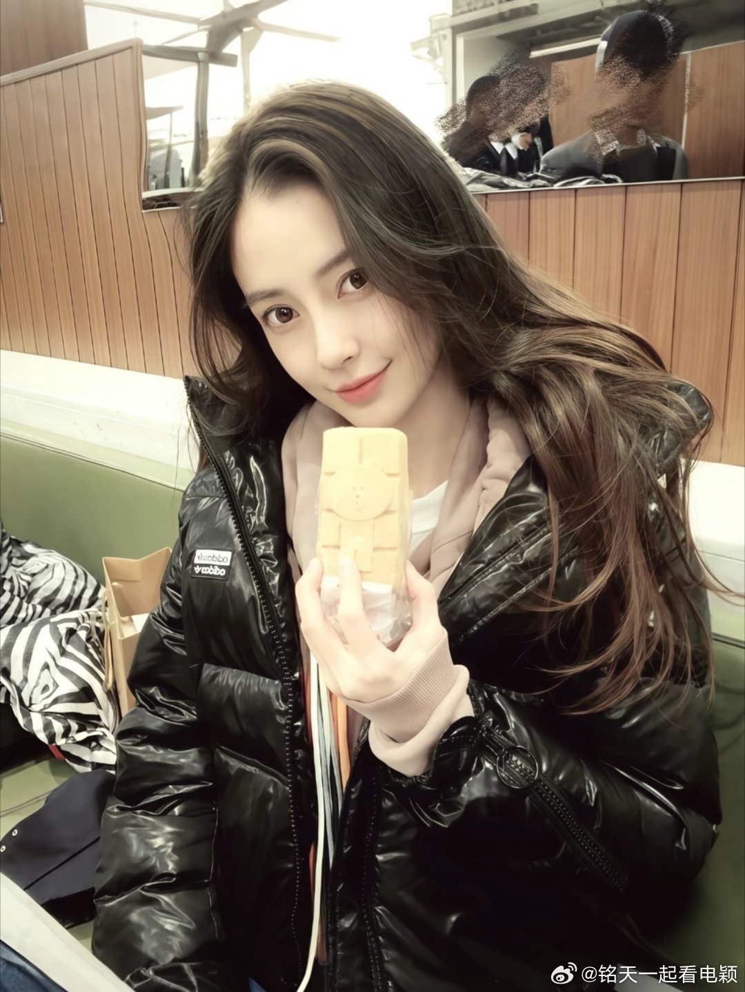 #angelababy[超话]# [送花花]#angelababy露娜#

“山林不向四季起誓 荣枯随缘 月亮溺死在爱河 星星得不到爱火 而你将永远向着朝阳 肆意生长.”

​
