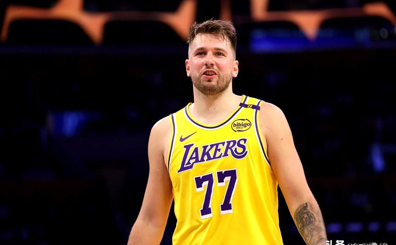 在季后赛的紧张氛围中，湖人队的伤病消息如同一颗重磅炸弹，打击了球迷的期...